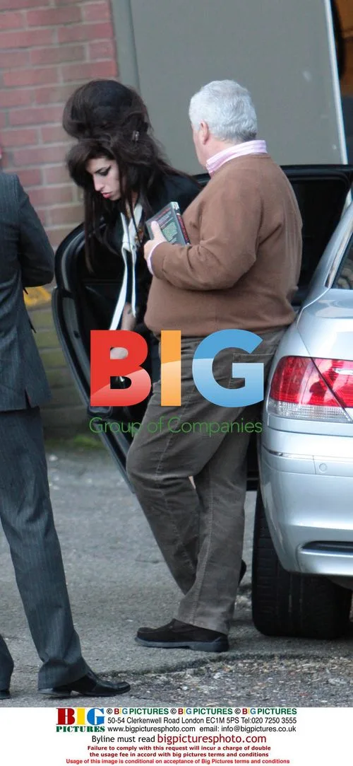 Amy Winehouse stops for pee in cafe