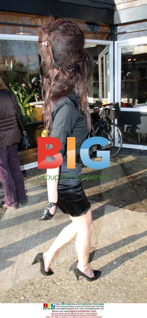 Amy Winehouse Stops for Pee in London