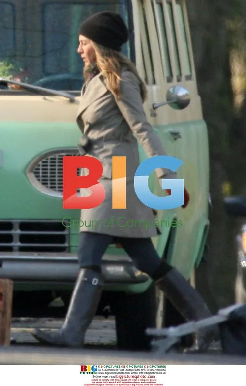 Jennifer Aniston and Aaron Eckhart on 'Traveling' set