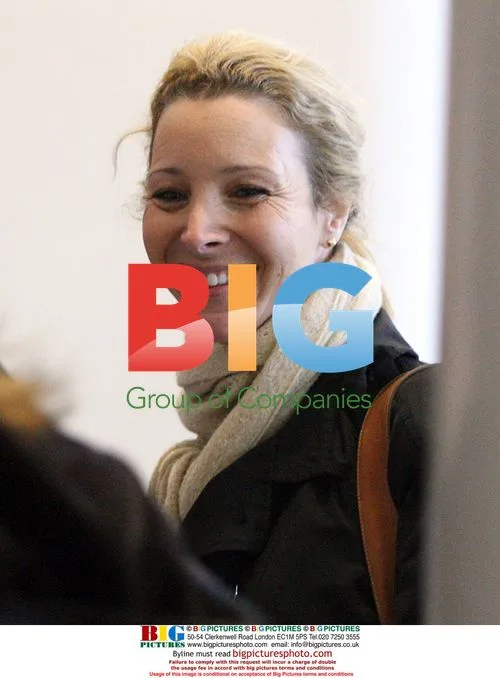 Lisa Kudrow Leaves LAX