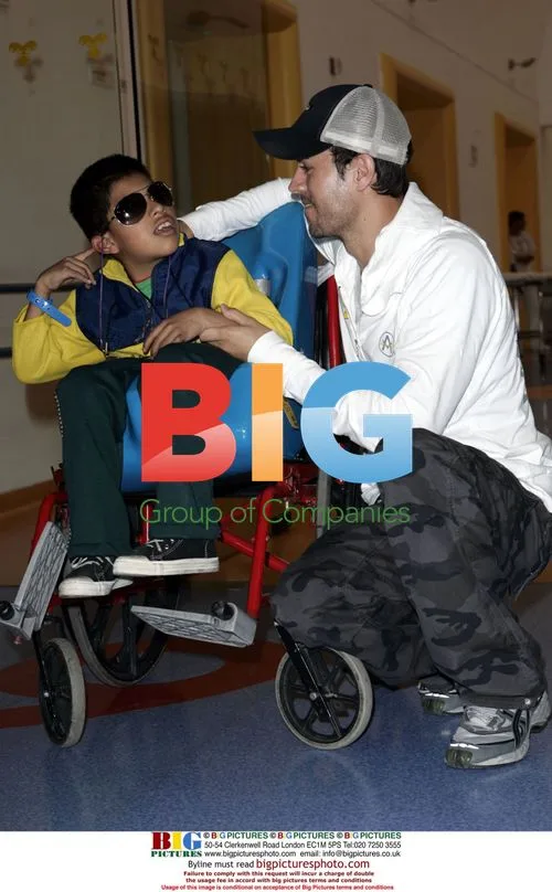 Enrique Iglesias visits children's hospital in Mexico