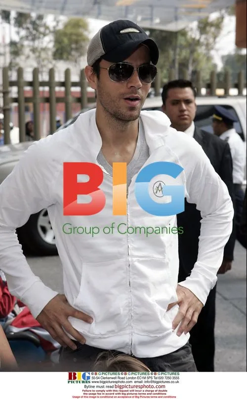 Enrique Iglesias visits children's hospital in Mexico