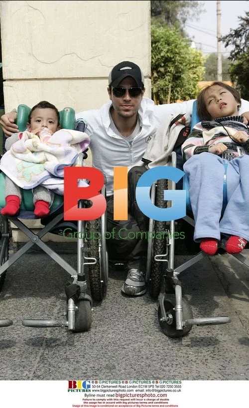 Enrique Iglesias Visits Children's Hospital