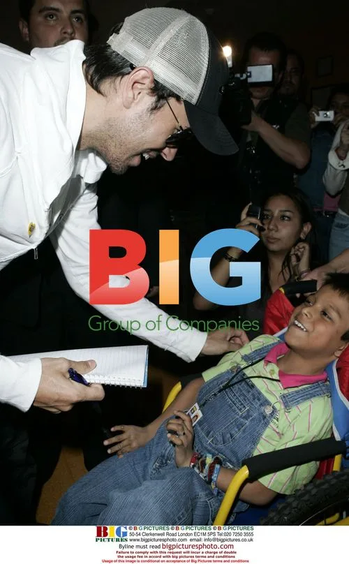 Enrique Iglesias visits children's hospital in Mexico