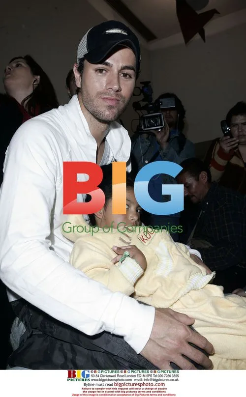 Enrique Iglesias visits children's hospital in Mexico