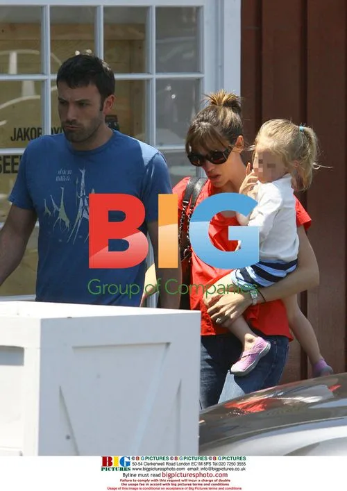 Ben Affleck and Jennifer Garner shop with daughter