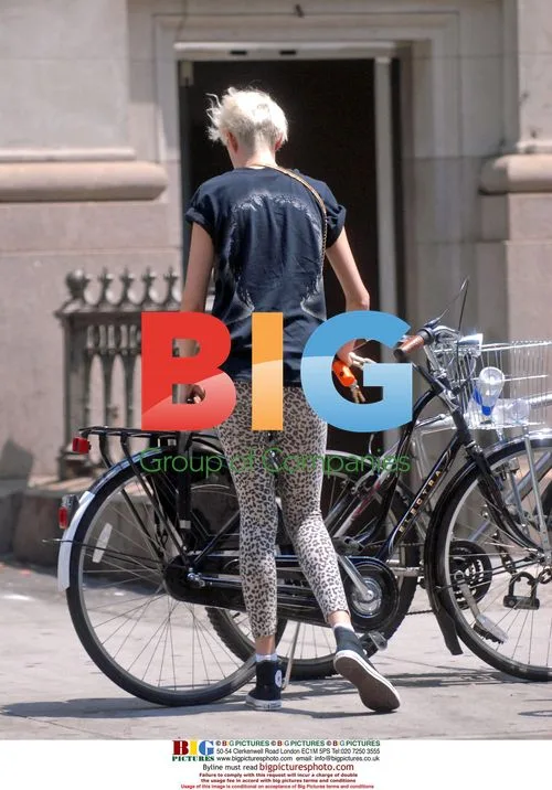 Agyness Deyn Takes Cigarette Break in NYC