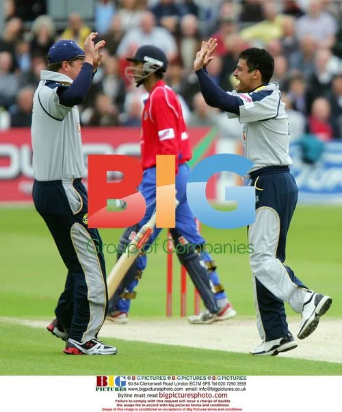 Cricket players celebrate wicket at Essex vs Kent match