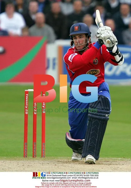 Jason Gallian hits boundary in Essex vs Kent
