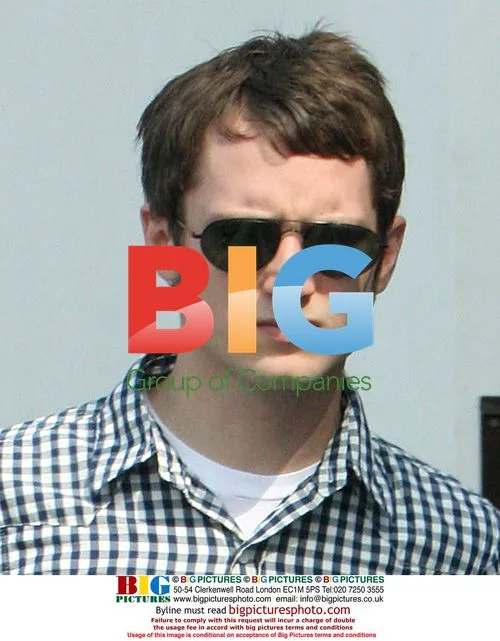Elijah Wood picks up beer in LA