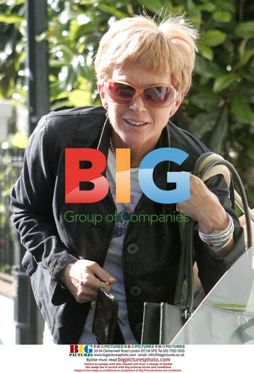 Anne Robinson surrenders driving license after ban