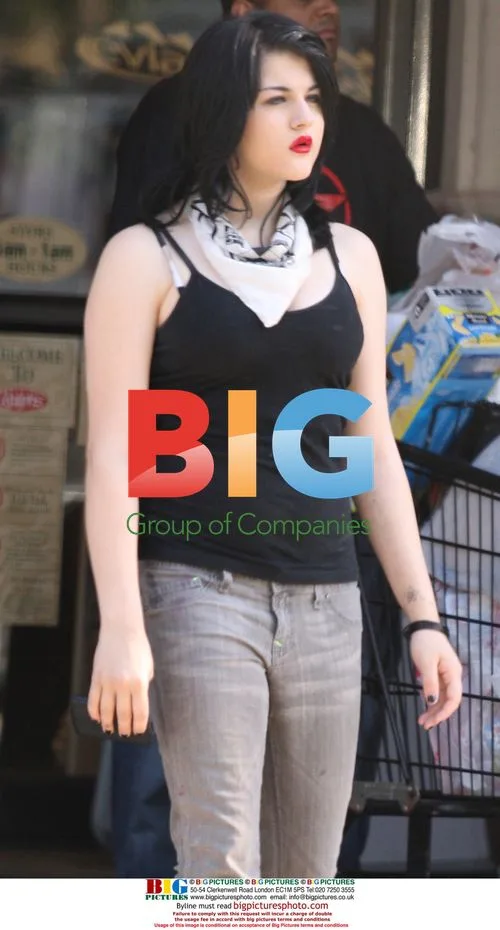 Francis Bean Cobain Shopping in Malibu
