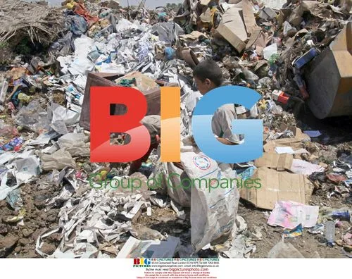 Iraqis rummage through garbage in Baghdad