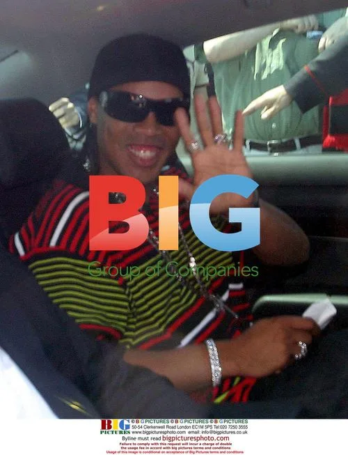 Ronaldinho Joins AC Milan