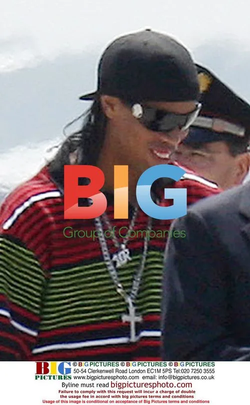 Ronaldinho signs for AC Milan