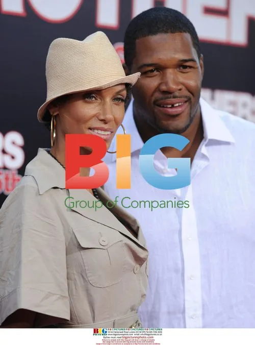 Nicole Mitchell Murphy and Michael Strahan at "Step Brothers" premiere