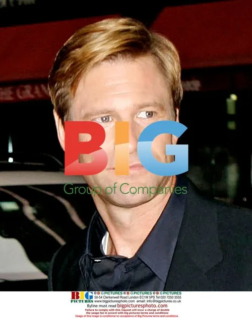 Aaron Eckhart Arrives at NYC Hotel