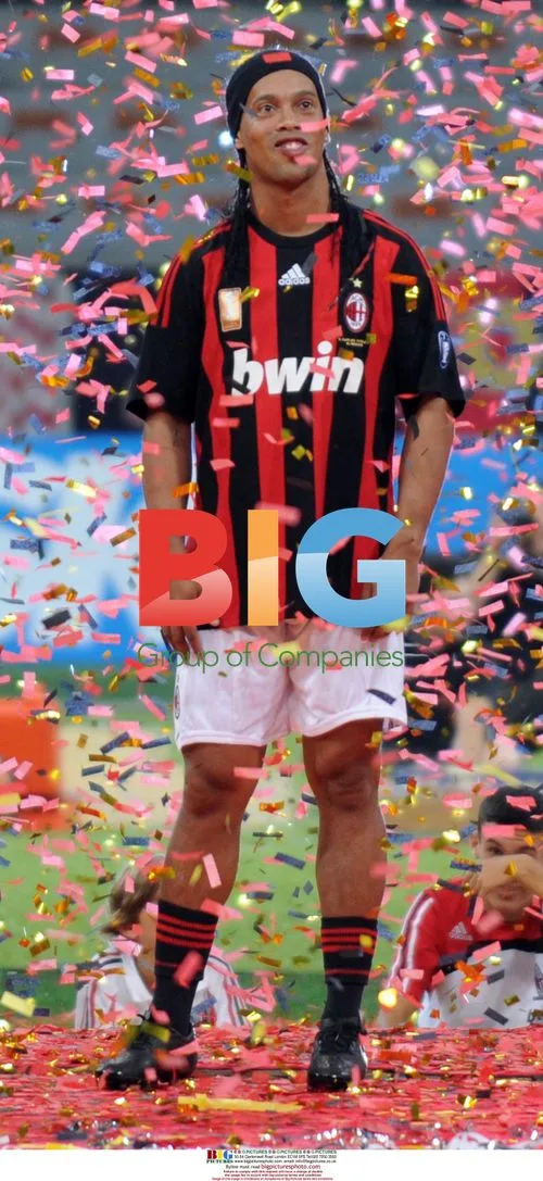 Ronaldinho unveiled to AC Milan fans