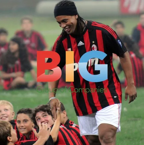 Ronaldinho unveiled at AC Milan