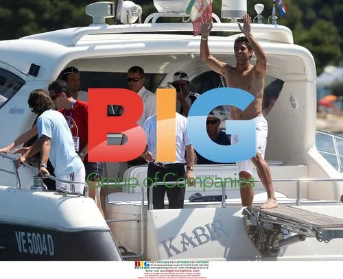 Fernando Verdasco dives from yacht at Umag Open