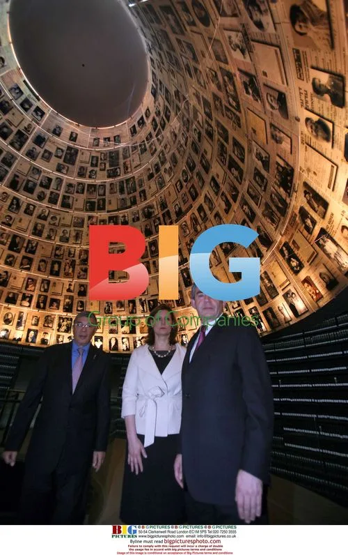 UK PM Gordon Brown visits Yad Vashem