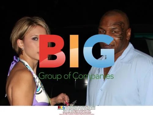 Mike Tyson leaves Vegas event