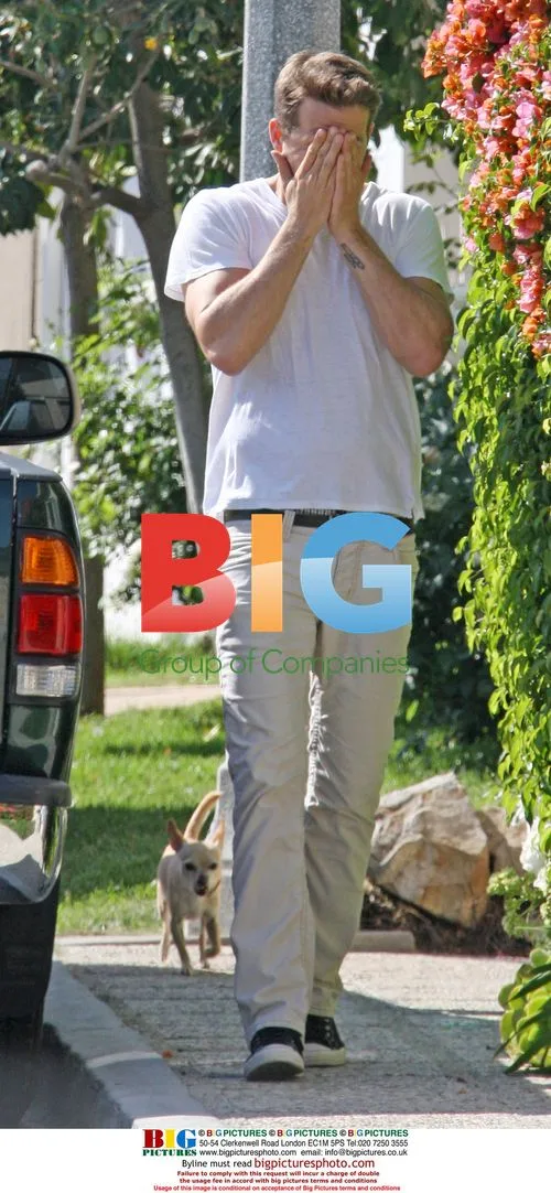Ryan Reynolds hides face while walking girlfriend's dog