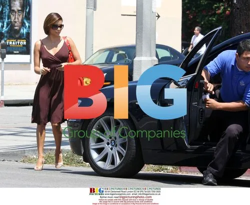 Eva Longoria-Parker Shops for Art Supplies