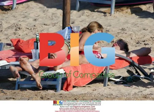 Jens Lehmann relaxes with family on Italian beach