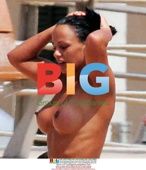 Cristiano Ronaldo's girlfriend relaxes on beach