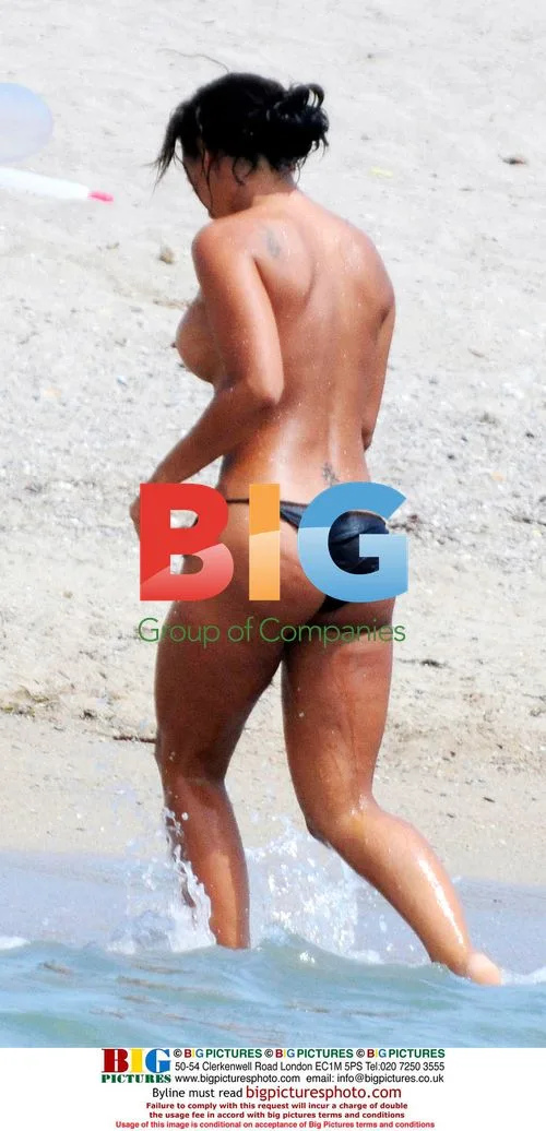 Cristiano Ronaldo's girlfriend relaxes on beach
