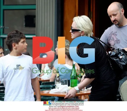 Cyndi Lauper Dines with Family