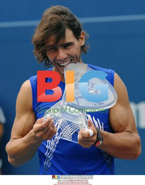 Rafael Nadal wins Rogers Cup trophy