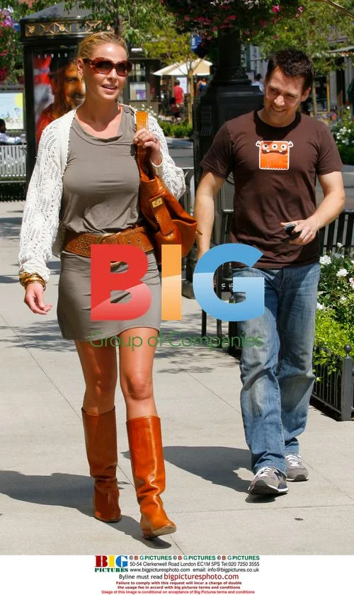 Katherine Heigl and T.R. Knight Shopping