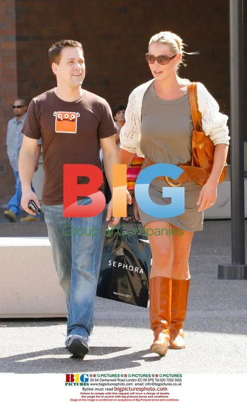Katherine Heigl and T.R. Knight Shopping