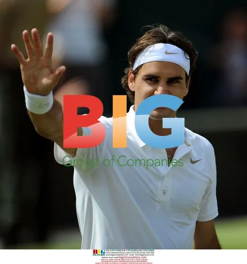 Federer celebrates Wimbledon 4th round win