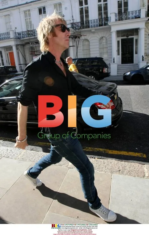 Rhys Ifans and Kimberly Stewart enter London hotel