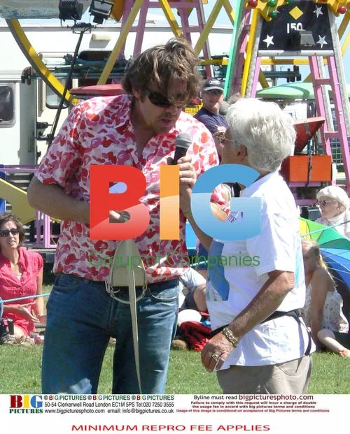 Jonathan Ross and family enter dogs in dog show