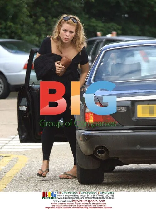 Billie Piper and Laurence Fox Grab Snack