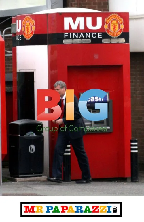 Man Utd Chief David Gill checks bank balance