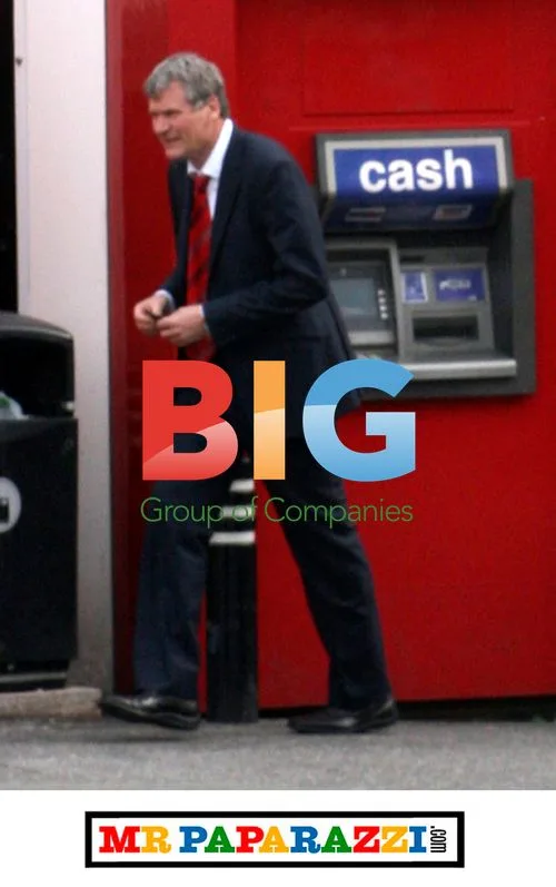 Man Utd CEO Checks Bank Balance