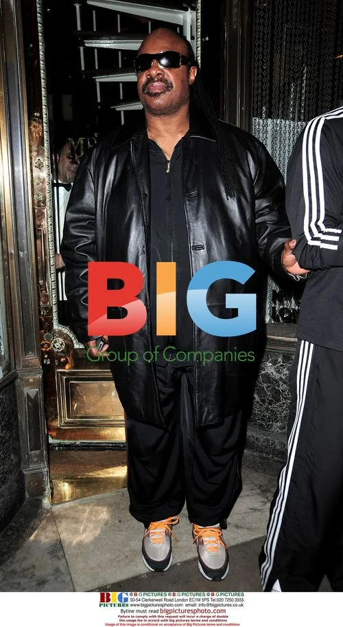 Stevie Wonder has dinner with friends