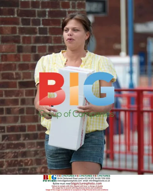Jade Goody Buys Newspaper, Picks Up Package