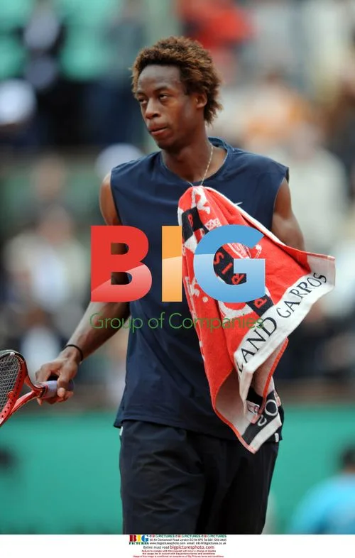 Gael Monfils loses to Roger Federer at French Open