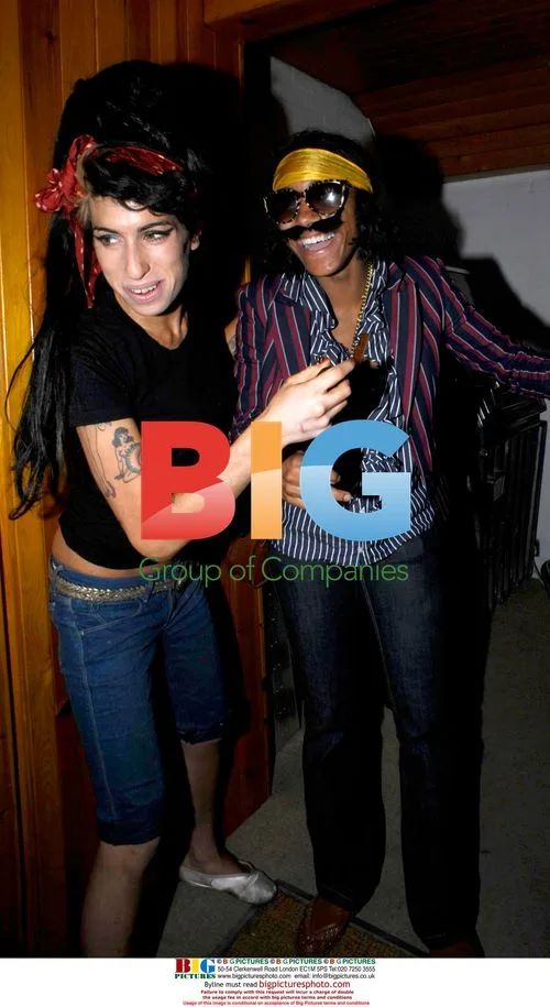 Amy Winehouse talks to paparazzi