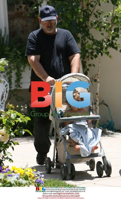 Gwen Stefani visits father in LA