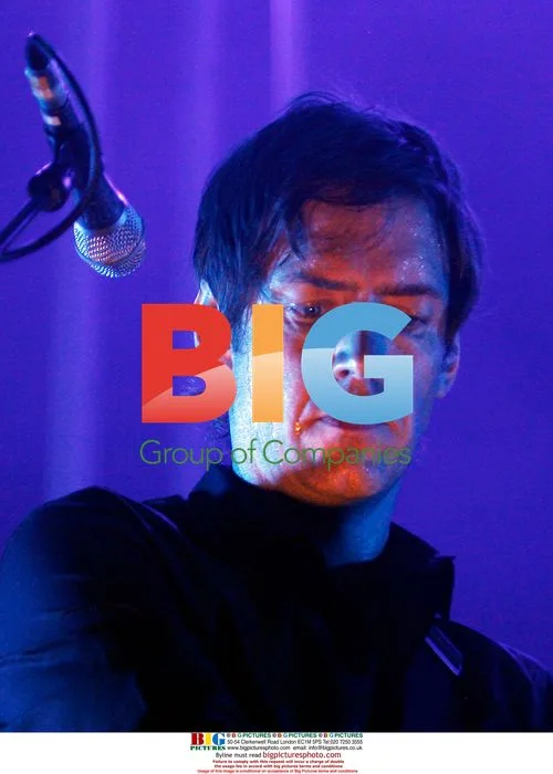 Radiohead's Ed O'Brien Performs in Paris