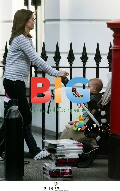 Noel Gallagher and Family Shopping