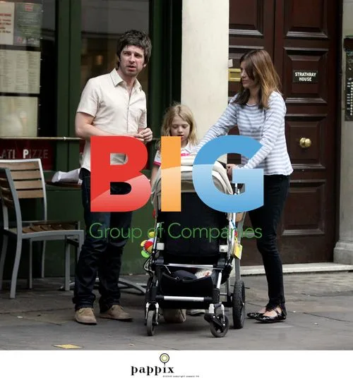 Oasis Frontman Noel Gallagher Out Shopping