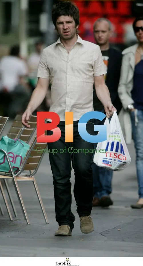 Poogy, Noel Gallagher, Sara McDonald, Donovan and Anais shopping